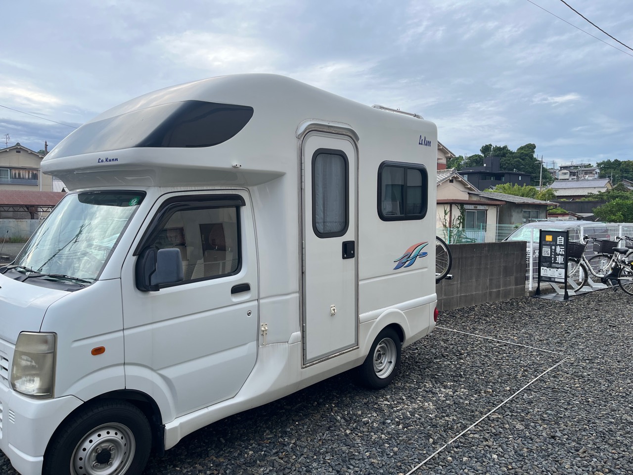 RVパーク 古都さくらの庭 奈良東大寺裏に駐車した軽キャンピングカー ラクーン