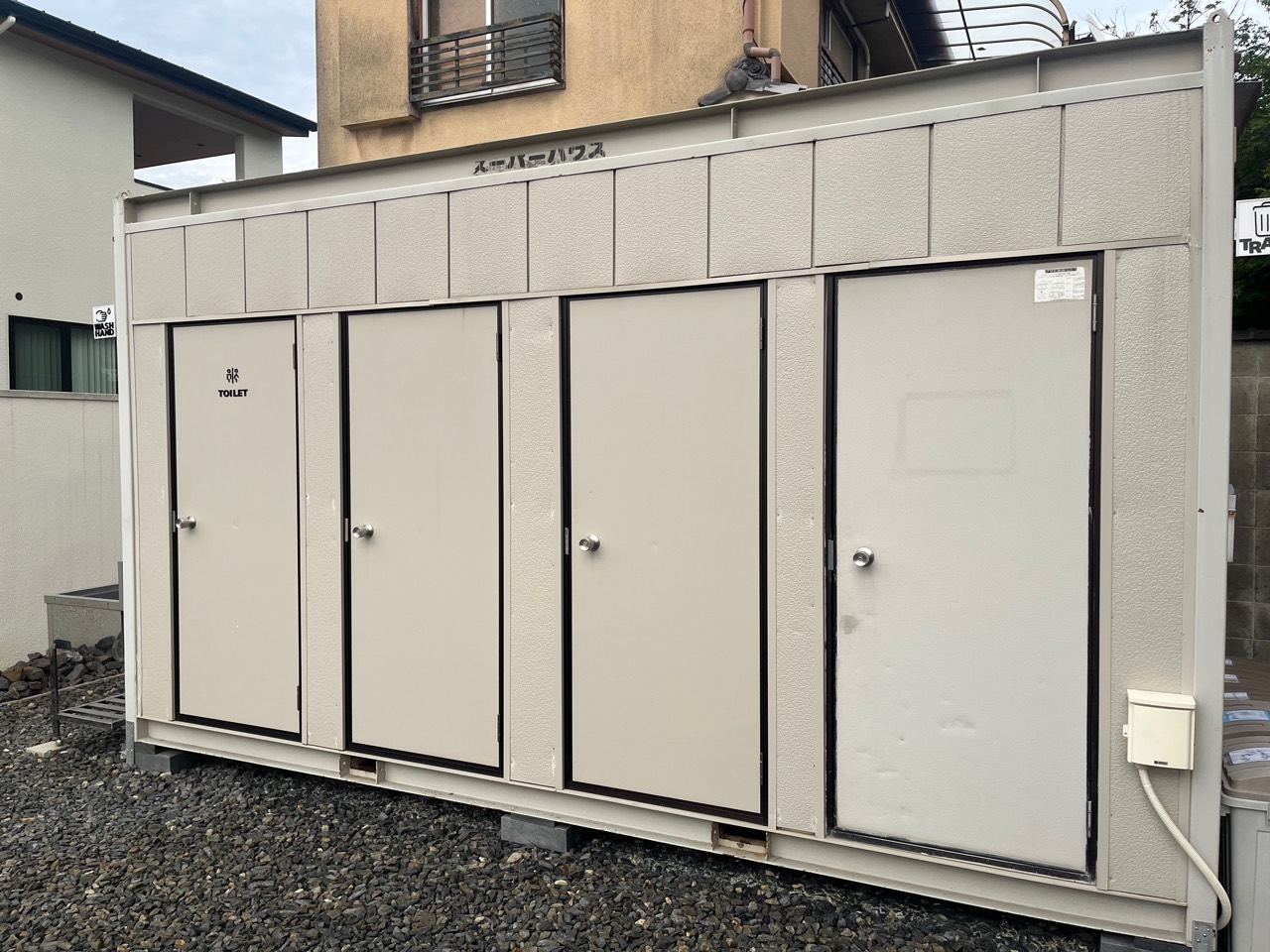 RVパークのトイレと炊事場が入る設備小屋