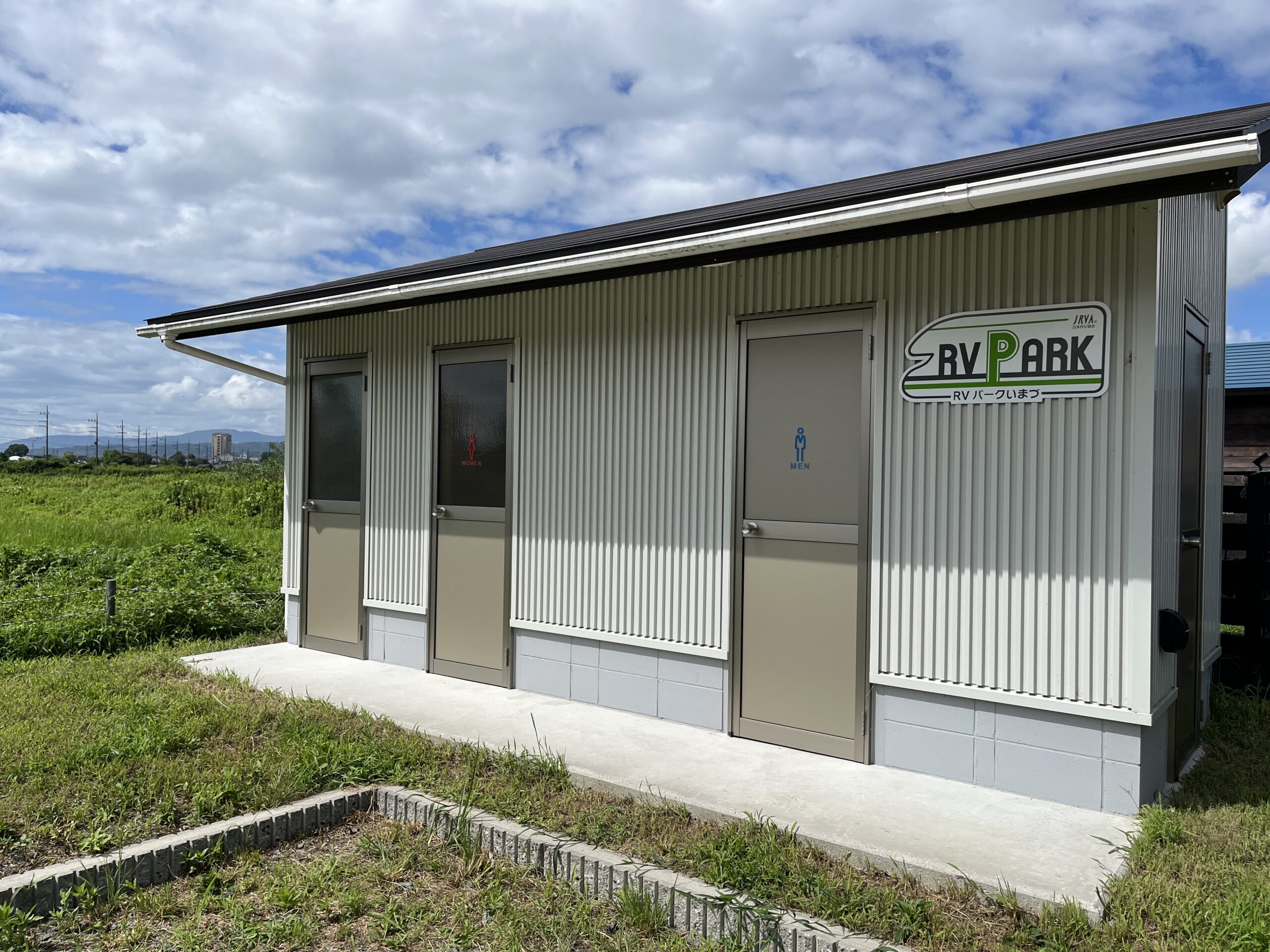 RVパークいまづのトイレと洗面設備の外観
