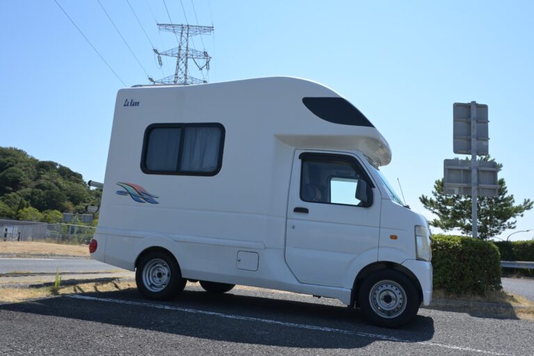 香川の旅で撮影した白い軽キャンピングカー・ラクーン