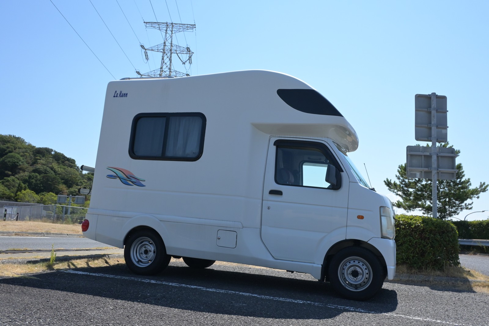 香川の旅で撮影した白い軽キャンピングカー・ラクーン