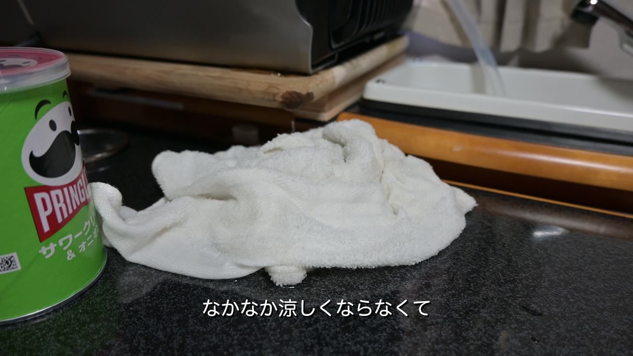 WAVE2の排水を確認し、車内のタオルで水を受けている様子