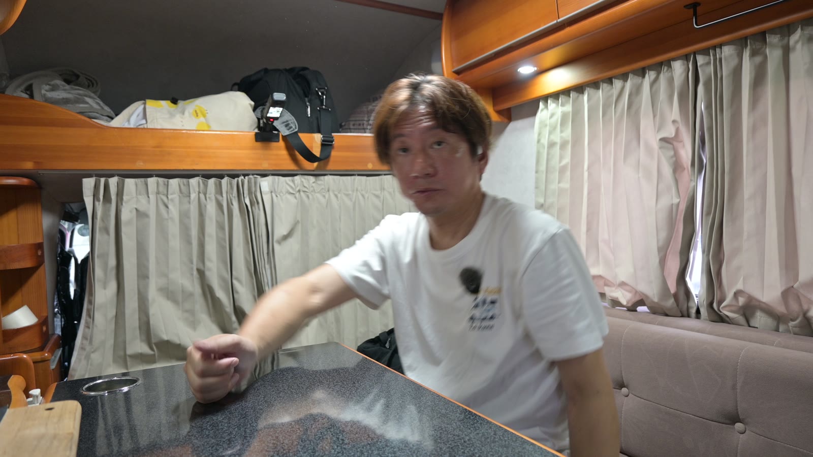 軽キャンピングカー・ラクーンの車内で一人の時間を過ごす