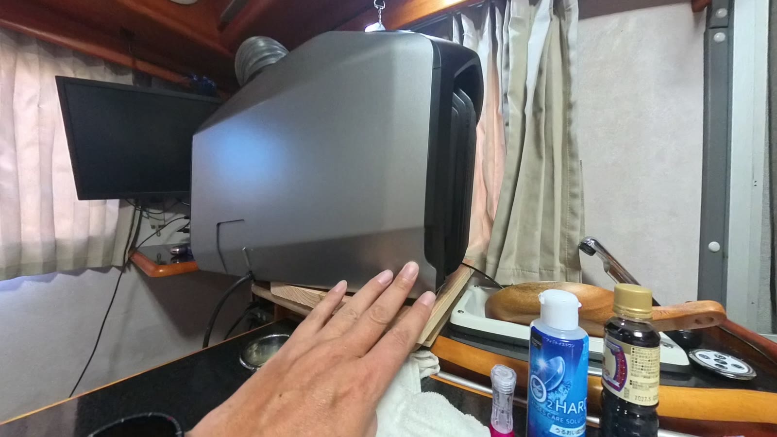 車内でEcoFlow WAVE 2の排水を確認している様子
