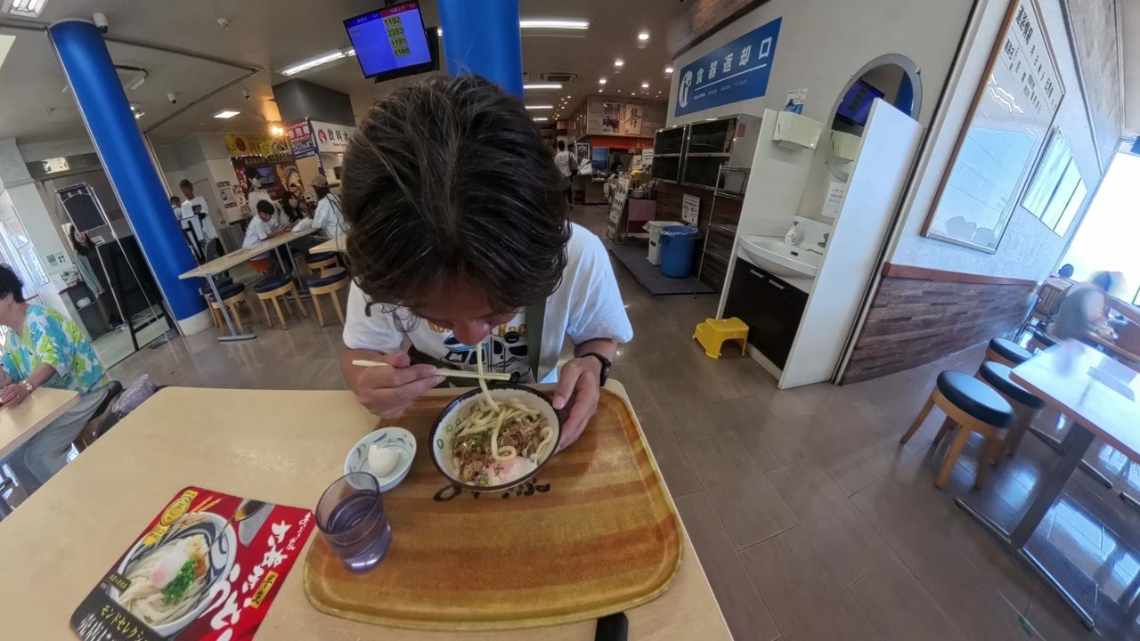 津田の松原サービスエリアで冷たいうどんを食べる軽キャン課長