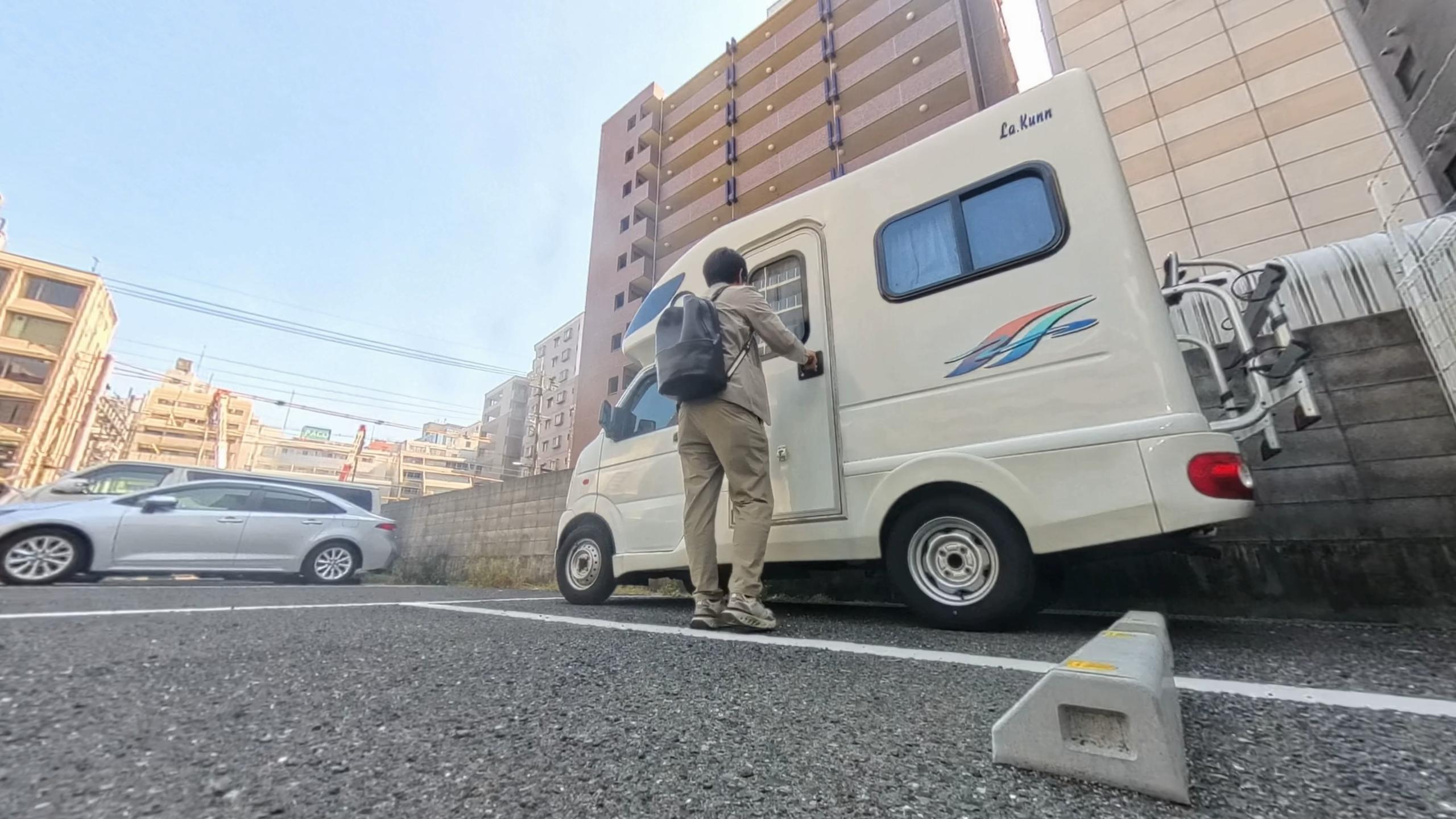 仕事を終えて軽キャンピングカー・ラクーンへ戻る軽キャン課長