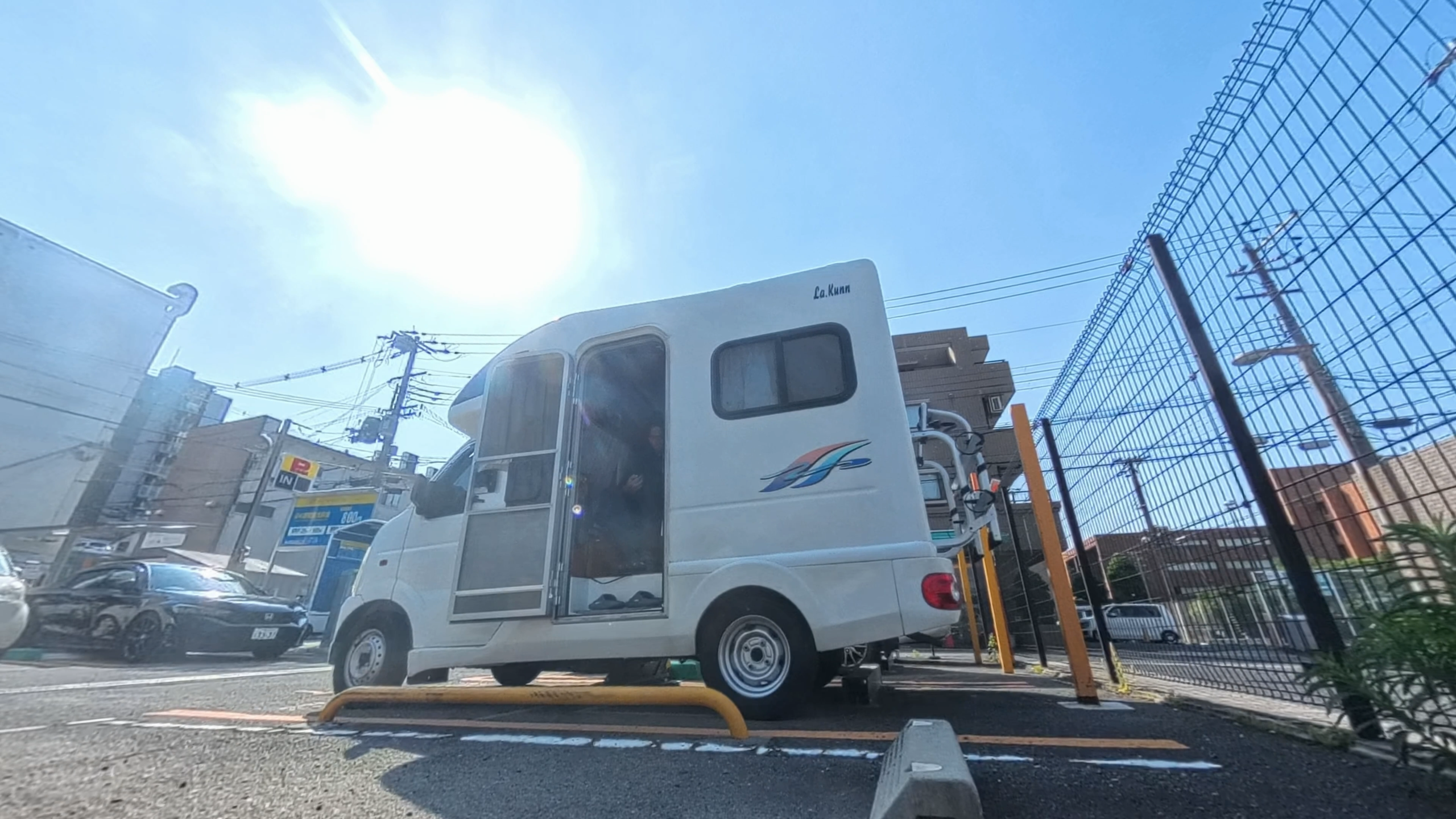 一週間の生活拠点となった軽キャンピングカー・ラクーン