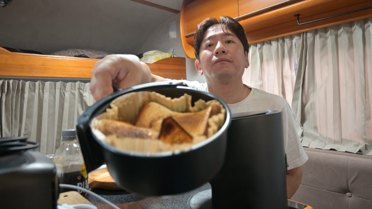 ノンフライヤーでこんがり焼けた朝食のホットサンド