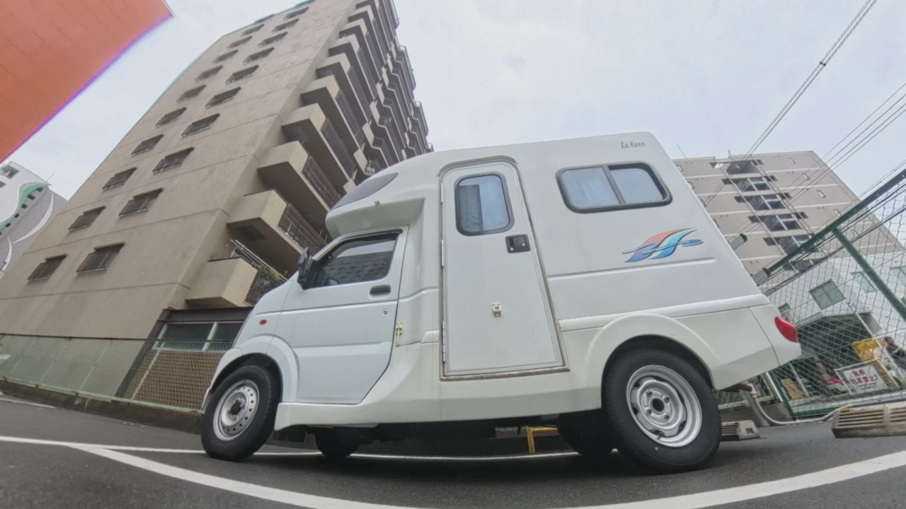 雨の日車中泊を終えた翌朝の白い軽キャンピングカー・ラクーン