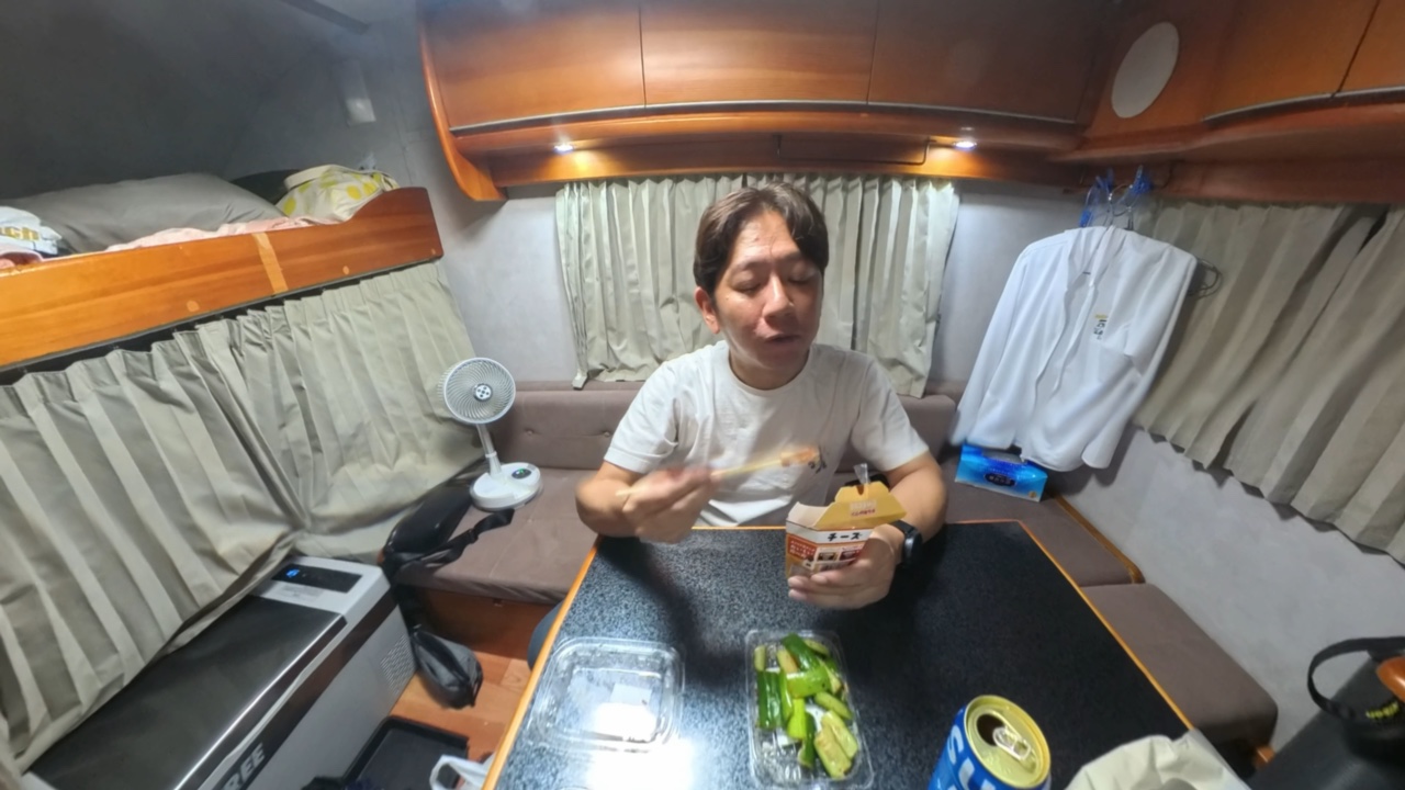 ラクーンの車内でビールとおつまみを楽しむ軽キャン課長